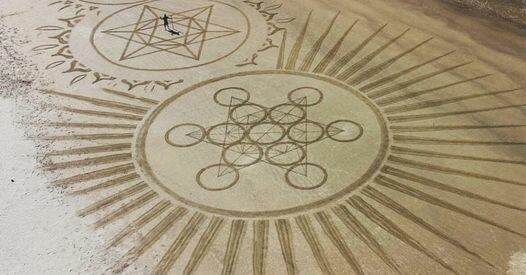 gheometry sign drawng in sand - Hominis Affectus project. Photo from https://www.facebook.com/hominis.affectus