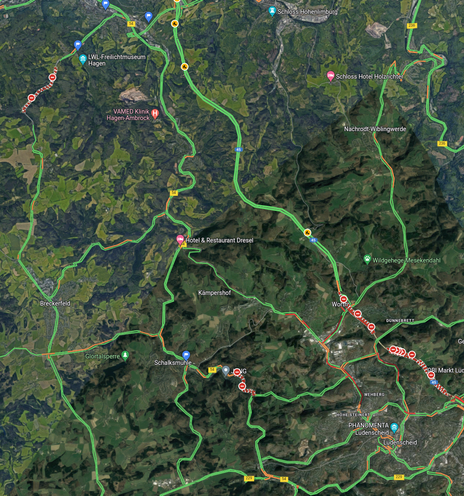 Luftbild aus Google Maps, das drei gesperrte Straßen vor Lüdenscheid zeigt.
