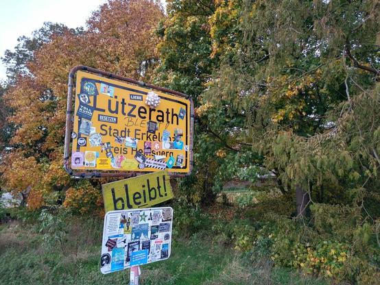 Ortsschild Lützerath (mit "bleibt" drunter)