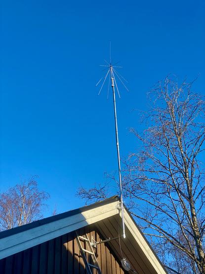 Diamond D3000N Super Discone Antenna on top of four meters of antenna pole.