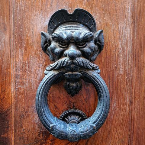 Gargoyle Türklopfer an alter Tür
