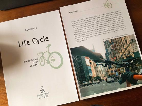 Foto vom aufgeschlagenen Buch "Life Cycle" von Frank Glanert mit Titel-Seite und Einleitung.