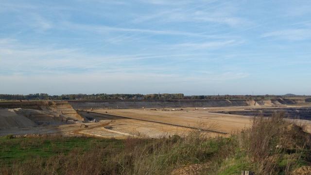 Lange, flache, breite, Sandebene im Tagebau vor Keyenberg.