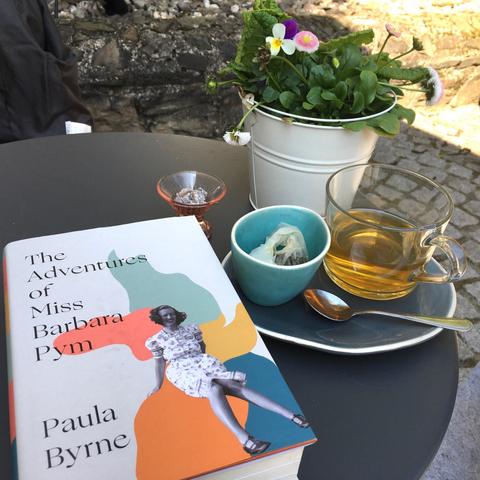 Cover von "The Adventures of Miss Barbara Pym".  Eine gelungene Biografie von Paula Byrne über Barbara Pym, eine meiner Lieblingsautorinnen.  Geschenk von einer Freundin.