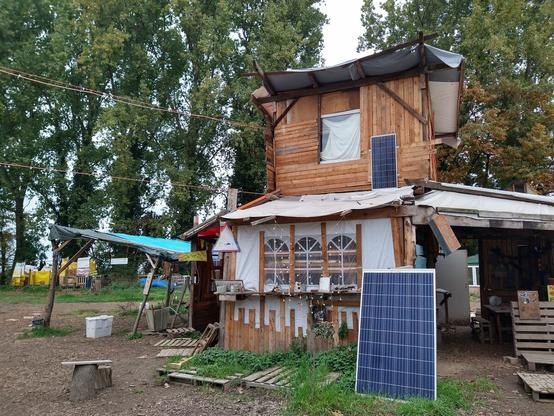 Hütte mit großem und kleinem Solarmodul.