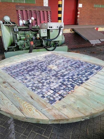 In einer großen ausgehöhlten Holzplatte sind Schummgelzigaretten versteckt.