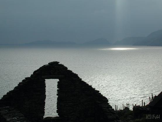 Sonnenlicht auf Meer, verfallenes Haus im Vordergrund. Fotografiert westlich von Dingle, Irland. (C) Fedor von Hengstenberg