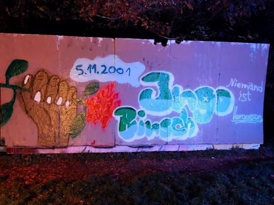 Grafitti mit einer Faust und Nelke und den Text:
5.11.2001 Ingo Binsch - niemand ist vergessen