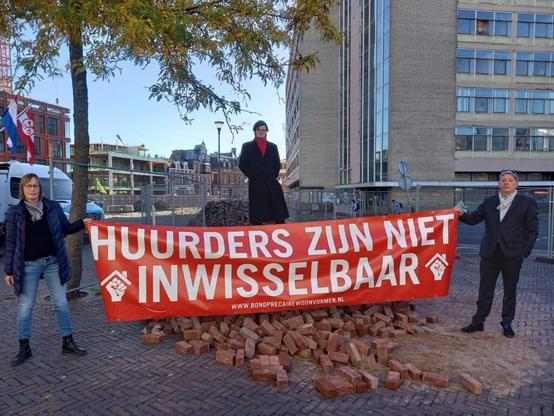 Activisten #BPW met spandoek "HUURDERS ZIJN NIET INWISSELBAAR"