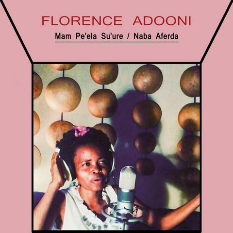 Couverture du disque de Florence Adooni : Mam Pe'ela Su'ure/ Naba Aferda. Sur un fond rose, photo de Florence Adooni qui chante devant un micro. Derrière elle, un mur décoré de disques en métal suspendus. Philophon, 2021.
