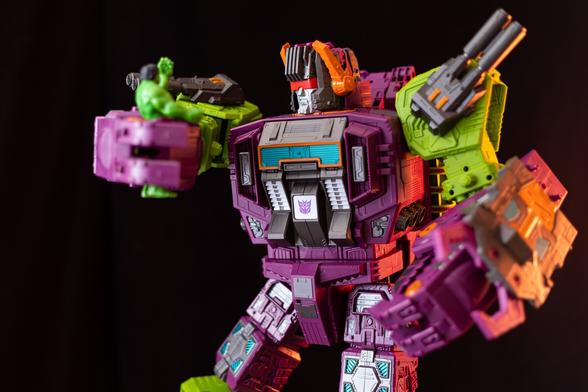 Scorpnok holding the Hulk up for examination