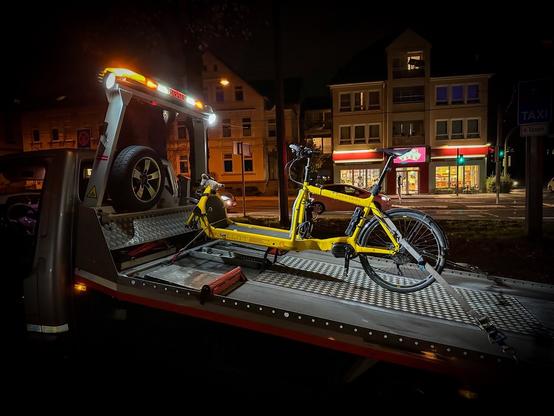 Lastenrad Bullitt auf einem Abschleppwagen, da das Vorderrad geklaut wurde.