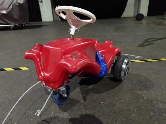 Bobbycar mit Elektromotoren hinten und Bluewheel vorne