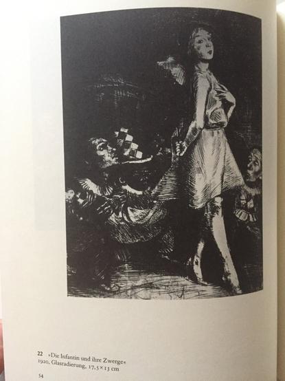 Glasradierung "Die Infantin und ihre Zwerge" (1920). Auf dem Bild eine junge Frau im Kleid, die stolz und mit Tanzpose nach vorne blickt, umringt von kleinen Personen, die aus dem Dunkel zu ihr aufschauen
