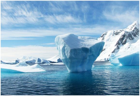 Schmelzende Eisberge im Wasser.