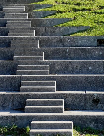 Treppe in einem Amphitheater mit versetzten Stufen