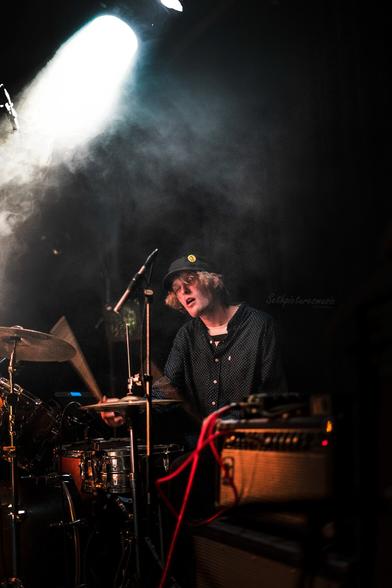 A Fungus  📍 Rotown Rotterdam 
Photographed for Popunie // #Rdmpopweek22 

Date: 12/11/22
.
.
.
.
.
.
.
.
#sethabrikoos #sethpicturesmusic #rockmusic #punkmusic #altmusic #photographer #rotterdam #popunie #indie #musician #fotografieren #fotografie #rotown #tramhaus 

🤘✌️