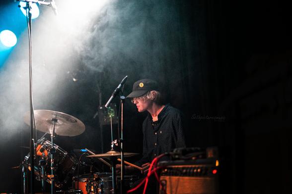 A Fungus  📍 Rotown Rotterdam 
Photographed for Popunie // #Rdmpopweek22 

Date: 12/11/22
.
.
.
.
.
.
.
.
#sethabrikoos #sethpicturesmusic #rockmusic #punkmusic #altmusic #photographer #rotterdam #popunie #indie #musician #fotografieren #fotografie #rotown #tramhaus 

🤘✌️