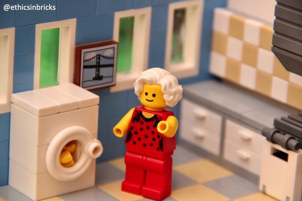 Minifig with hands in washing machine.