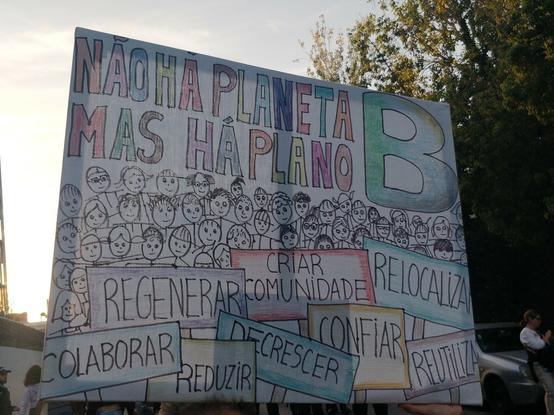Nao há planeta B!
#decrescimento #regenerar #colaborar #reduzir #decrescer #confiar #criarComunidade #relocalizar #reutilizar cartaz da manif fim aos fosseis
