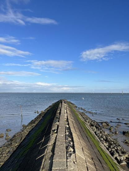 Bei unserer Ankunft begrüßte uns das Meer. Wobei es auf dem Bild schon weniger ist als Normal. Der Steigweg ins Meer ist sonst wesentlich mehr mit Meer bedeckt. Rechts und Links sieht man ein paar kleine Steine.