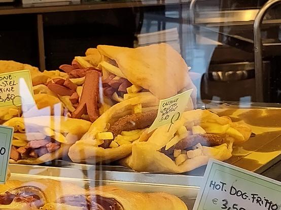 Panini belegt mit Pommes, Schnitzel und Wurst