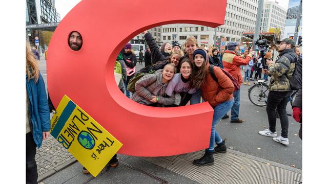 NeustartKlima: Das von Greenpeace von der CDU-Parteizentrale entwendete C der CDU nahm an der FridaysForFuture-Demo  #NeustartKlima teil, Berlin, 29.11.19