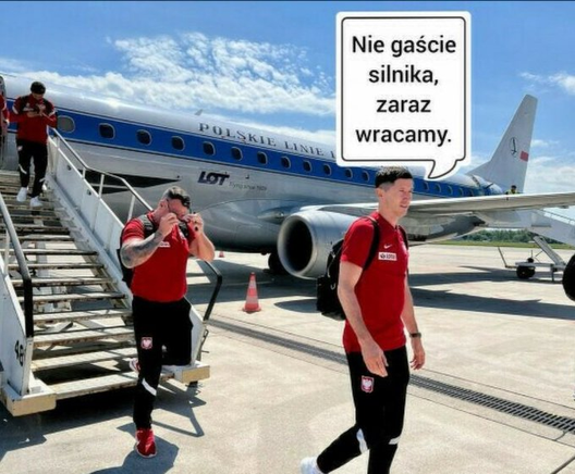 Nie gaście silnika, zaraz wracamy - polscy piłkarz wysiadający z samolotu w Katarze