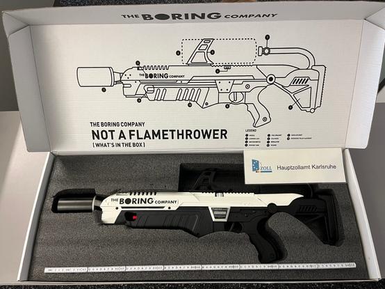 Flammenwerfer liegt in einem Verpackungskarton.