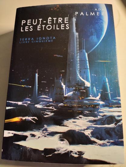 Couverture du livre "Peut-être les étoiles", d'Ada Palmer, avec une vue de la Terre depuis l'espace.