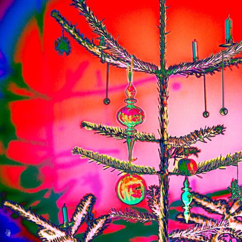detail of a christmas tree wirh decoration, alienated colours (mainly pink, red, a bit of blue), representing one aspect of the topic « heimweh »