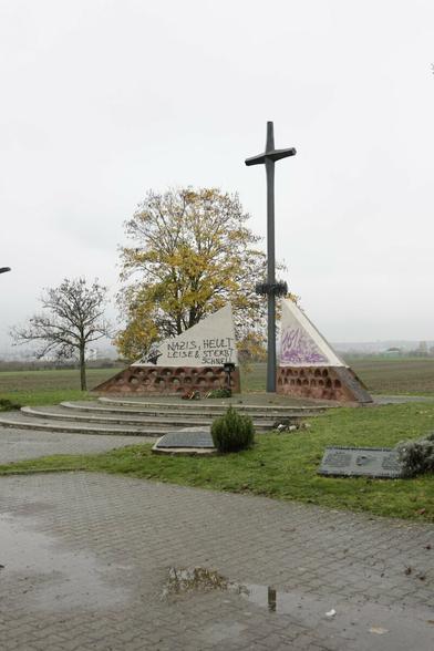 Mahnmal "Feld des Jammers" in Bretzenheim. Auf den Mauern wurden antifaschistische Parolen gesprüht.