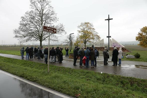Nazis vorm Mahnmal Feld des Jammers.