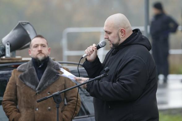 Florian Grabowski hält eine Rede. In Hintergrund Markus Walter, NPD.
