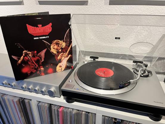 A photo picturing a technics vinyl player and the hellacopters record “High Visibility”