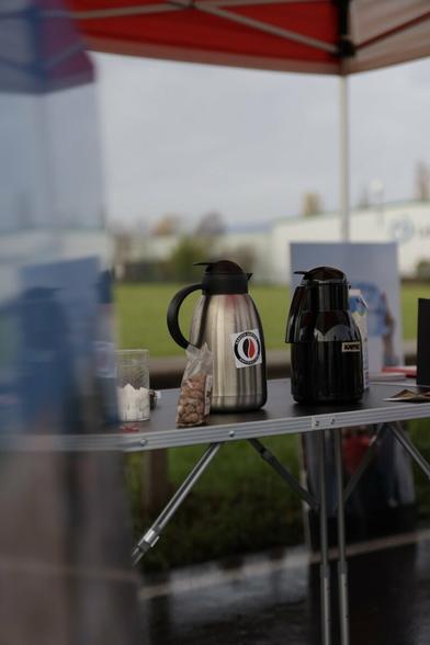 Kaffeekannen. Auf einer klebt ein Aufkleber mit der Aufschrift "Barista Barista Antifascista".