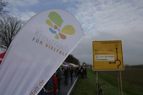 Fahne von Kreuznach für Vielfalt an der "Meile für Demokratie". Im Hintergrund mehrere Pavillons mit Angeboten.