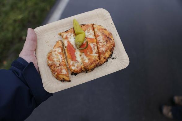 Ein Stück leckere Pizza mit Paprika und Peperoni.