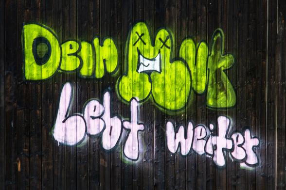 Dein Mut lebt weiter als Grafitti an einer Holzwsnd