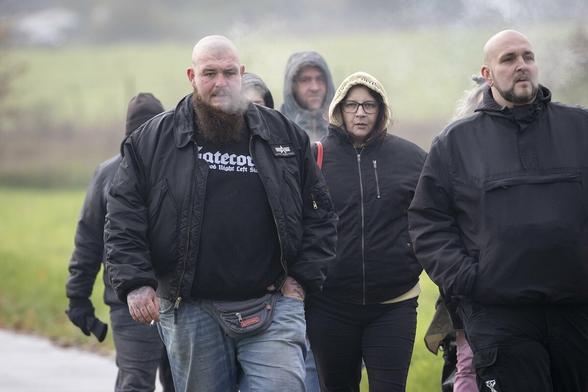 Neonazis auf dem Weg zum Mahnmal, darunter ein Nazi-Skinhead mit Bomberjacke.