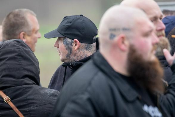 Gregor Alexander Michels zwischen anderen Nazis in Bretzenheim. Die Gesichtstattoos kann er mit seiner Mütze nicht verbergen.
