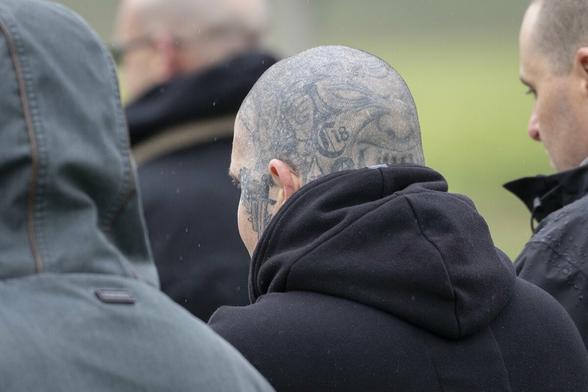 Auf dem Hinterkopf trägt Alexander Michels ein Tattoo mit dem Kürzel "C18" für "Combat 18". Die Kapuze seines Pullovers verdeckt den SS-Totenkopf in seinem Nacken.