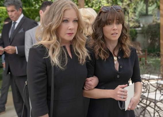 Cristina Applegate and Linda Cardellini in Dead to Me