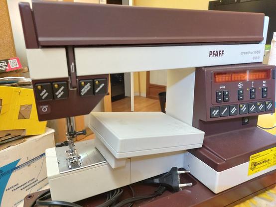 Alte computergesteuerte Nähmaschine