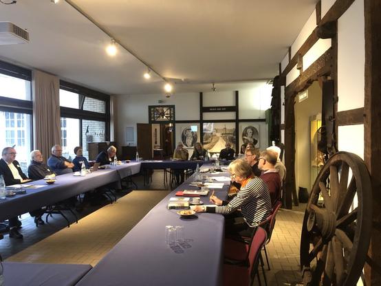 Konzentrierte Arbeit beim Netzwerktreffen im Museum