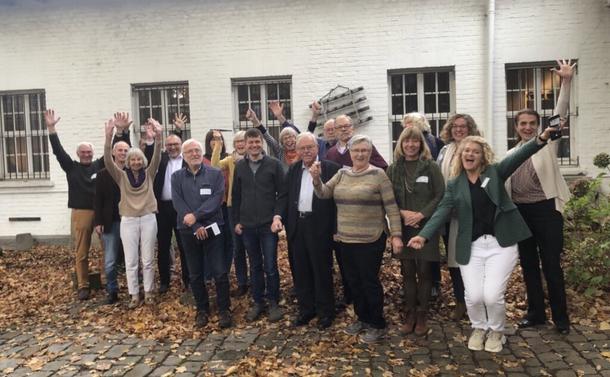 Die Mitglieder*innen des Netzwerks posieren im Innenhof des Museums für das Gruppenfoto