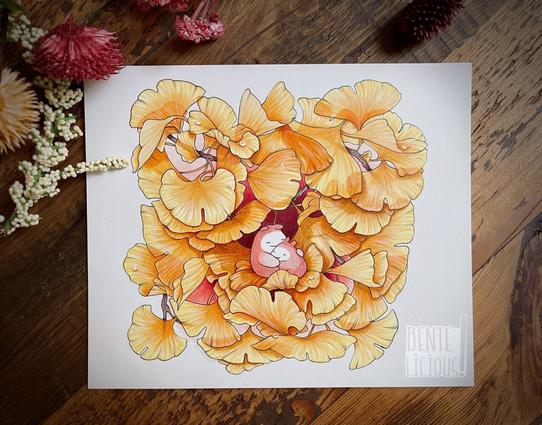 Ein neues Bild der Tummeltierchen. Man sieht zwei von ihnen zwischen einer Menge herbstlich gelber Ginkgo Blättern kuscheln