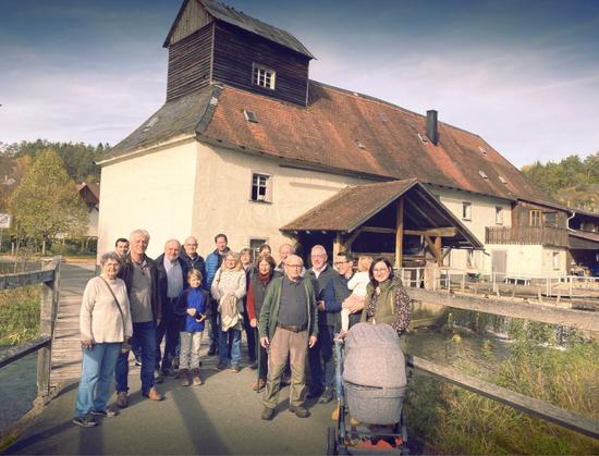 Besuch der Mühlenfamilien am Rotmainauenweg. Katharina Schrenker übergibt Danke-Geschenk an Familie Sebald von der Mühle Nankendorf – Quelle: Jürgen Weigel