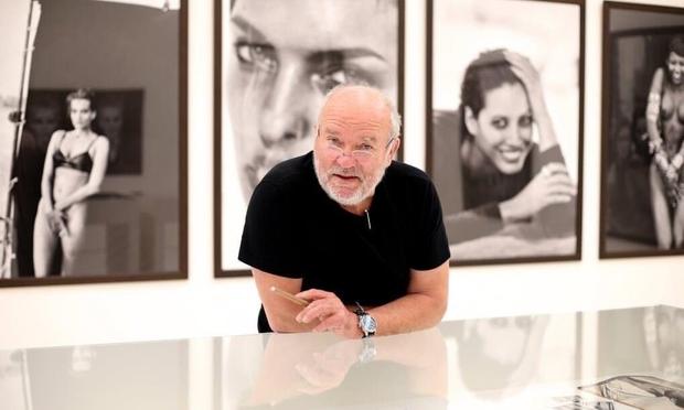 Der Fotograf Peter Lindbergh in einer seiner Ausstellungen vor einigen seiner Bilder