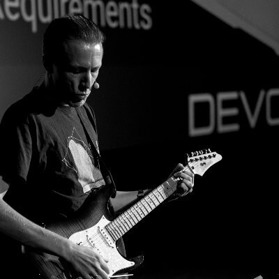 Hanno playing the guitar at Devoxx 2019 (with a very stern face I might add, but no idea why!)
